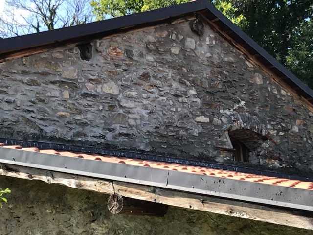 dettaglio di una facciata e tetto di casa di campagna in pietra
