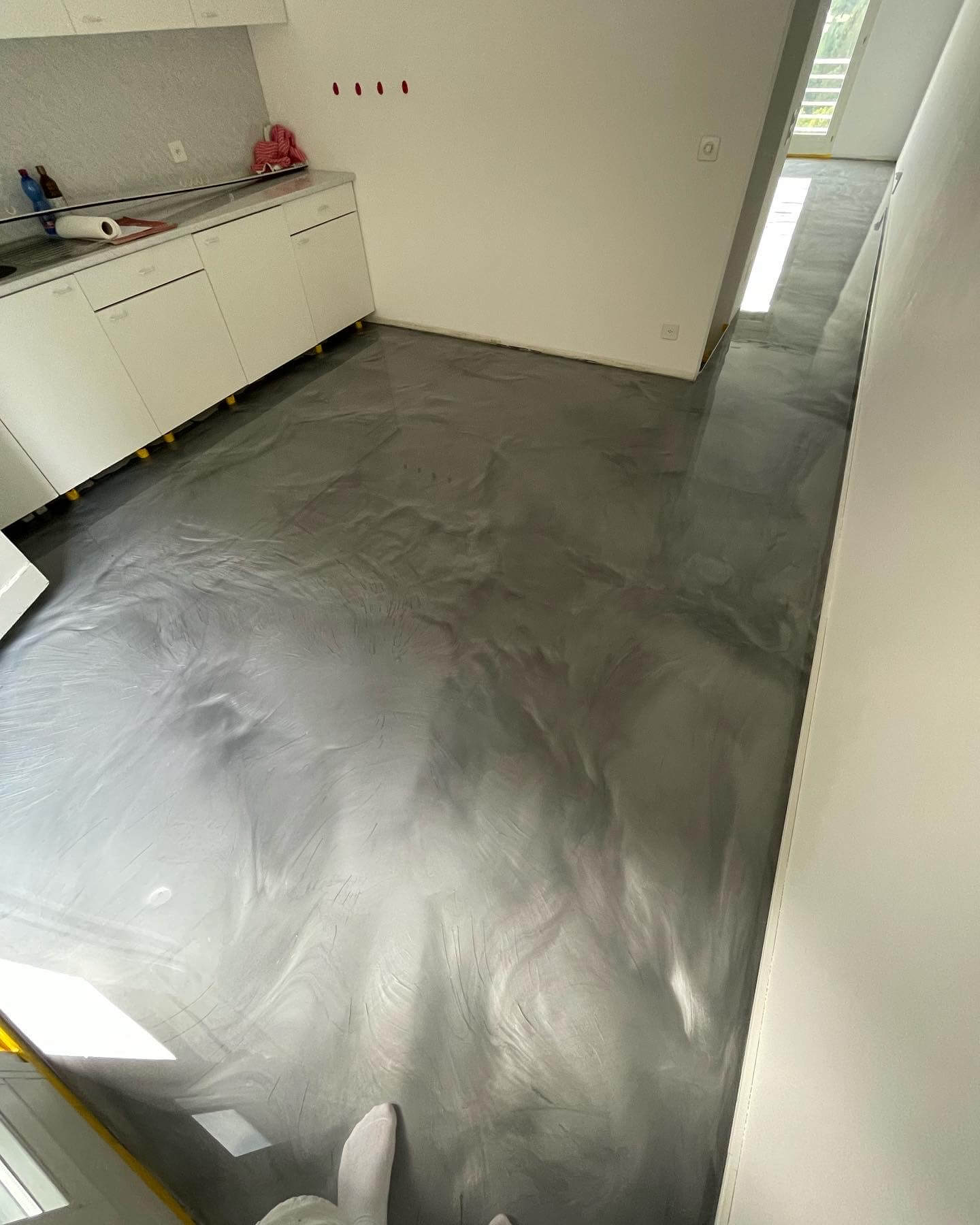 pavimenti in resina cucina bianca con grigio sfumato