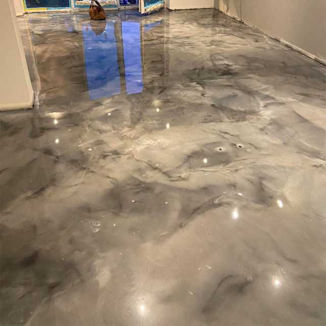 pavimento in resina effetto marmo lucido grigio chiaro con venature grigio scuro