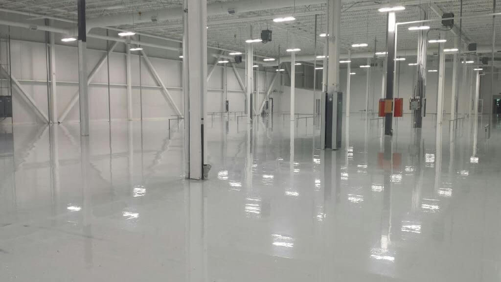 interno di un'area industriale con pavimento in resina lucido grigio chiaro