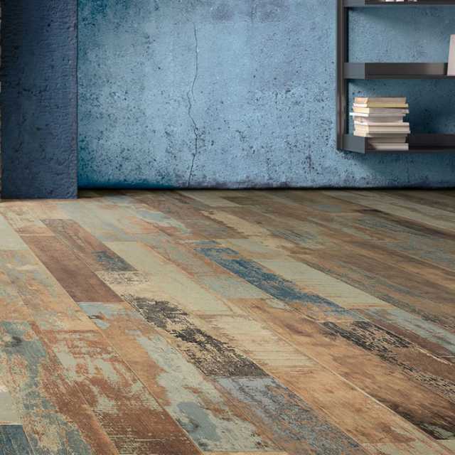 un pavimento con piastrelle effetto legno effettuato dal servizio posa piastrelle di non solo pittura