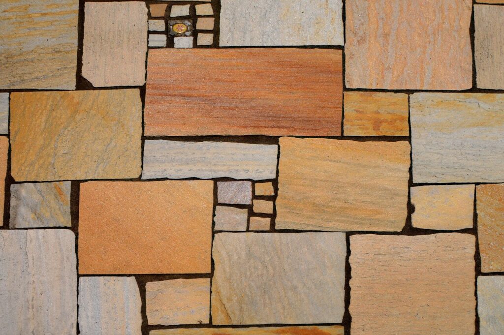 piastrelle quadrate di varie dimensioni a formare un mosaico geometrico servizio di posa piastrelle giardino di non solo pittura