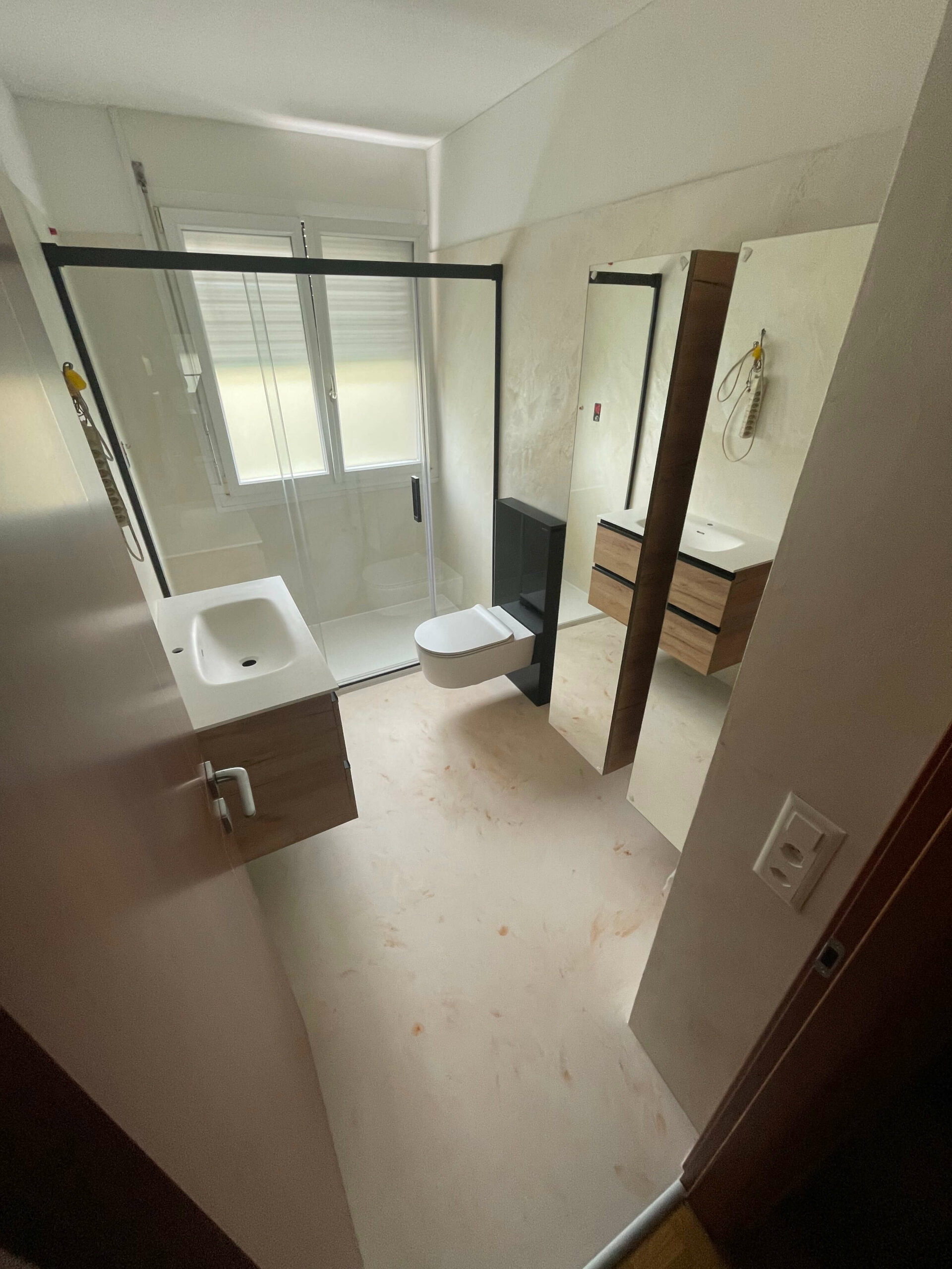 ristrutturazione bagni moderni con wc sospeso, rifiniture scure e doccia in vetro